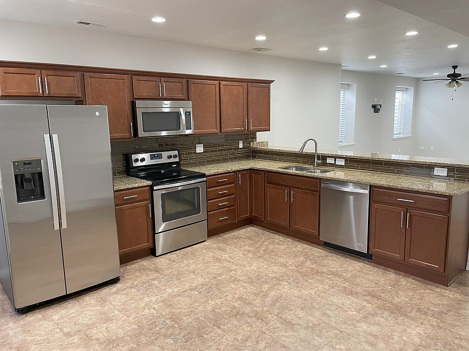 Large and spacious kitchen with all major appliances.