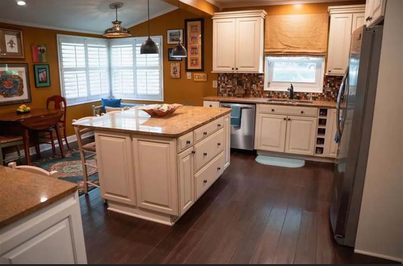 4 bed, 2.5 bath, 2700 sqft, $2,600 — Photo 2