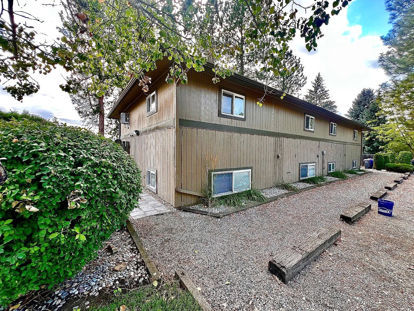 Spacious & Bright 2-Bedroom, 1-Bath upper-level fourplex- Two Weeks Free Rent for a Move In befor... — Photo 2