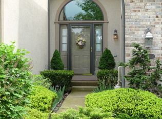 4 Ascot Cir, Schaumburg, IL 60194