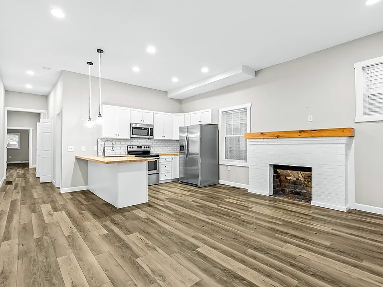 1112 E Spring St #1 — Photo 2