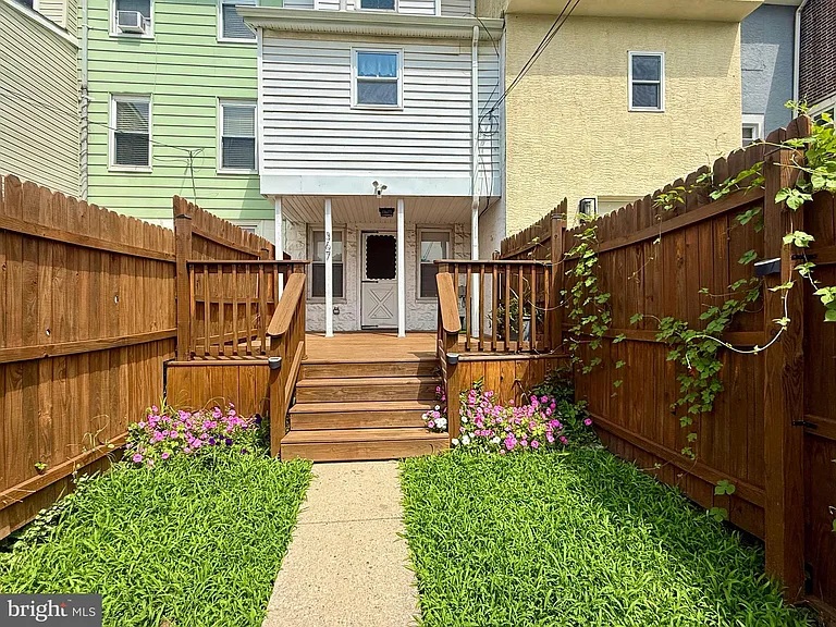 367 E Hector St — Photo 33