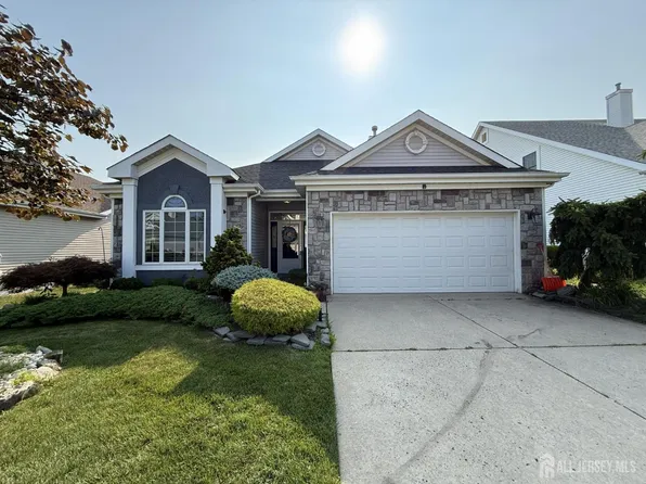 21 Westminster Dr, Monroe Township, NJ 08831