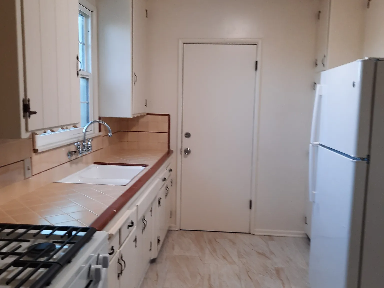 1 bed, 850 sqft, $2,050 — Photo 2