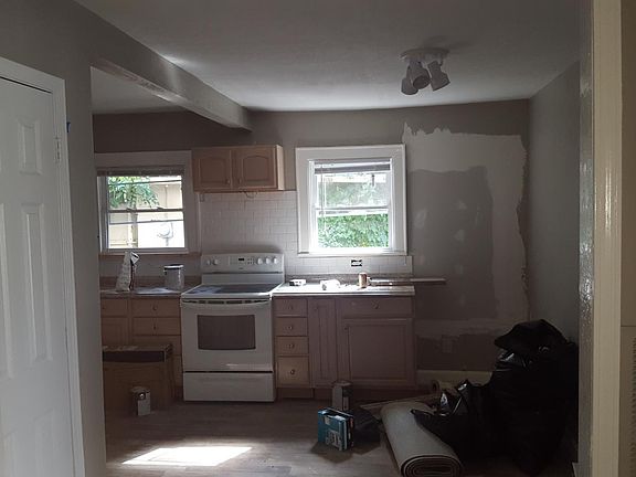 3rd image of 5641 Forest Ave