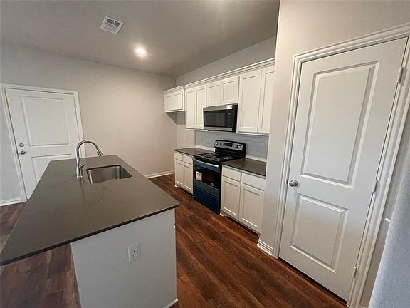 3rd image of 2829 Peony Dr