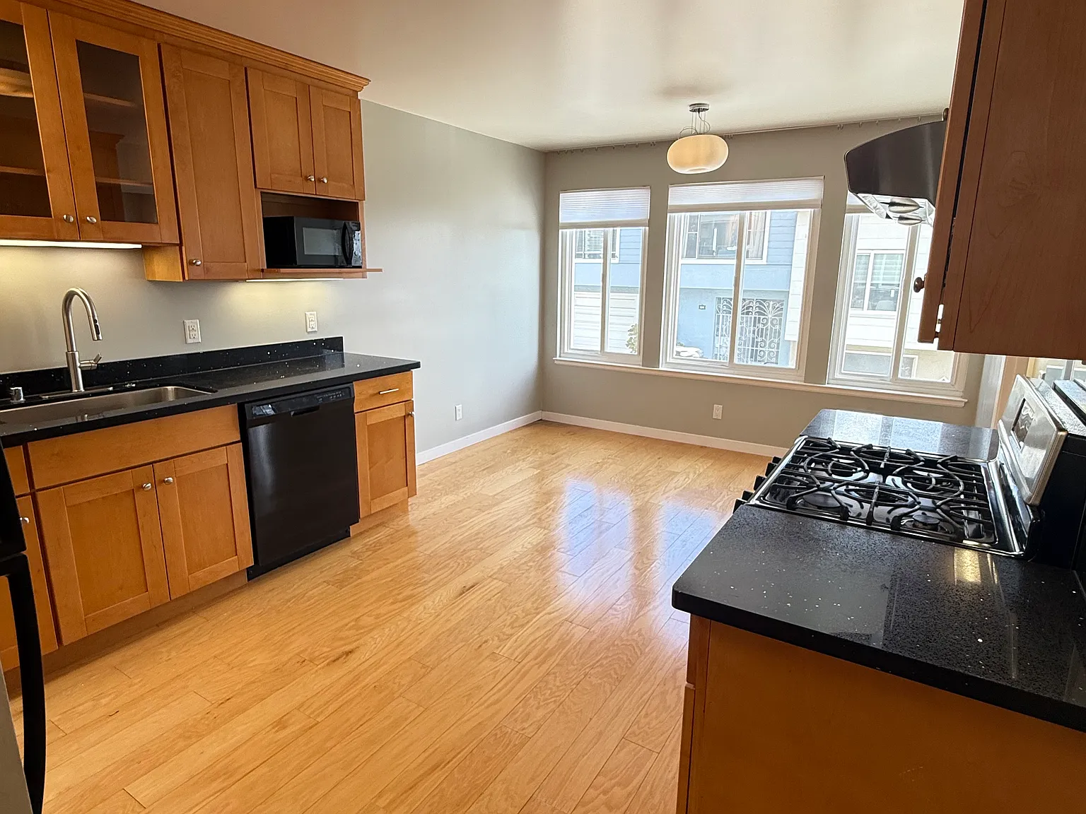 3 bed, 1.5 bath, 1144 sqft, $5,700 — Photo 2