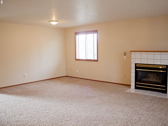 4th image of 5606 SE Pine St
