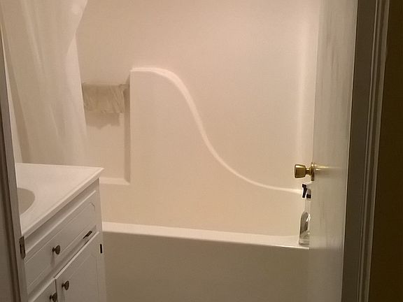 Full bath, toilet beh door