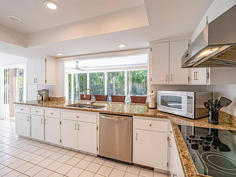 1425 Treasure Cove Ln — Photo 16
