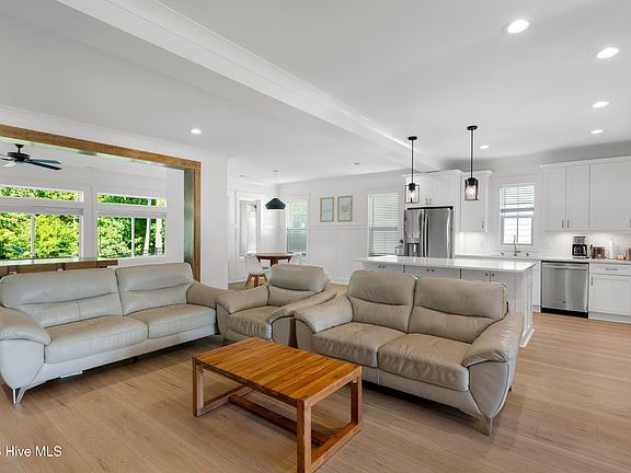 5th image of 320 Summerhouse Drive