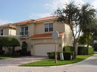 1040 Waterside Ln, Hollywood, FL 33019