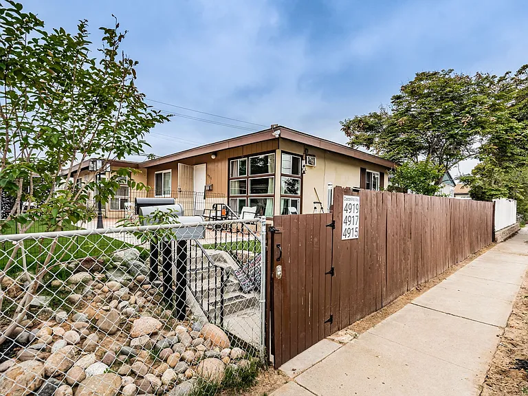 Beautiful Triplex in Clairemont — Photo 1