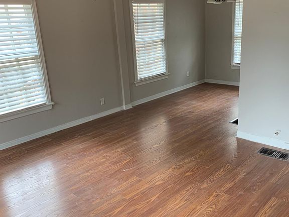 2nd image of 514 N Oak Cliff Blvd