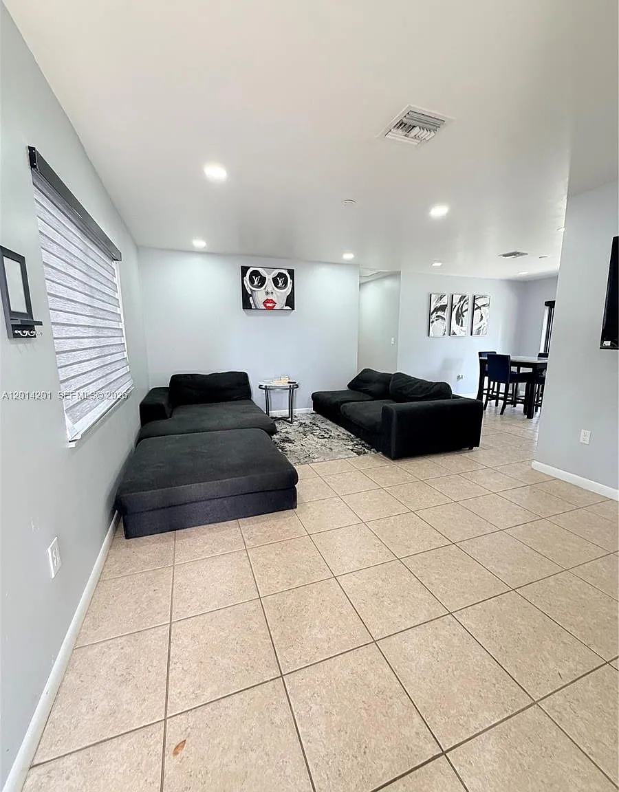 3 bed, 1197 sqft, $3,350 — Photo 1
