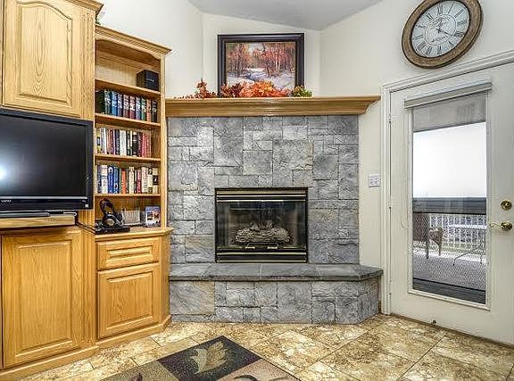 GREAT ROOM W/FIREPLACE