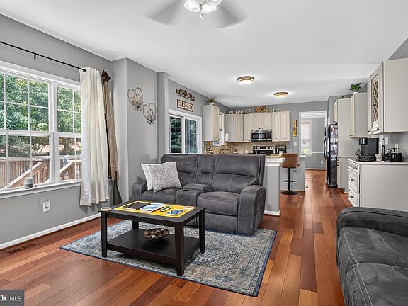 4th image of 10 Buck Ln