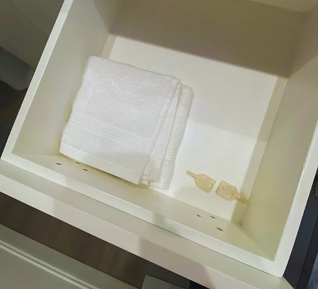 Cloth towels available for drying and cleaning.