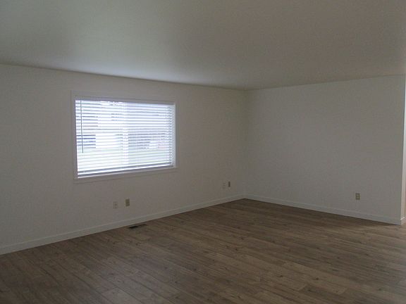 2nd image of 482 W Victoria Ave