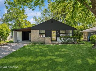 1142 Whitfield Rd, Northbrook, IL 60062
