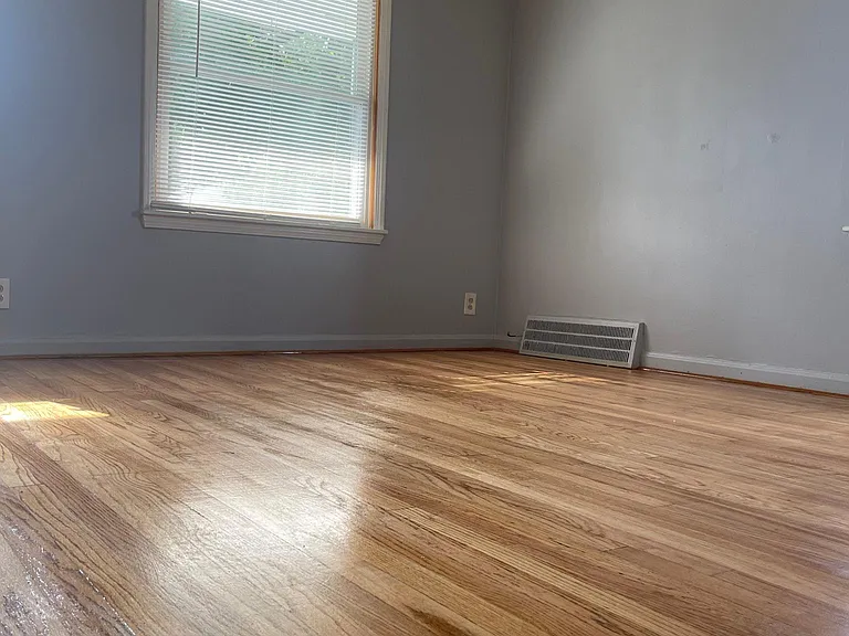 2635 Queen St — Photo 12