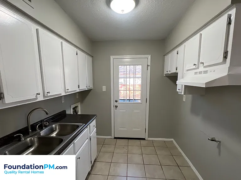 1129 Catalina Rd #1 — Photo 3