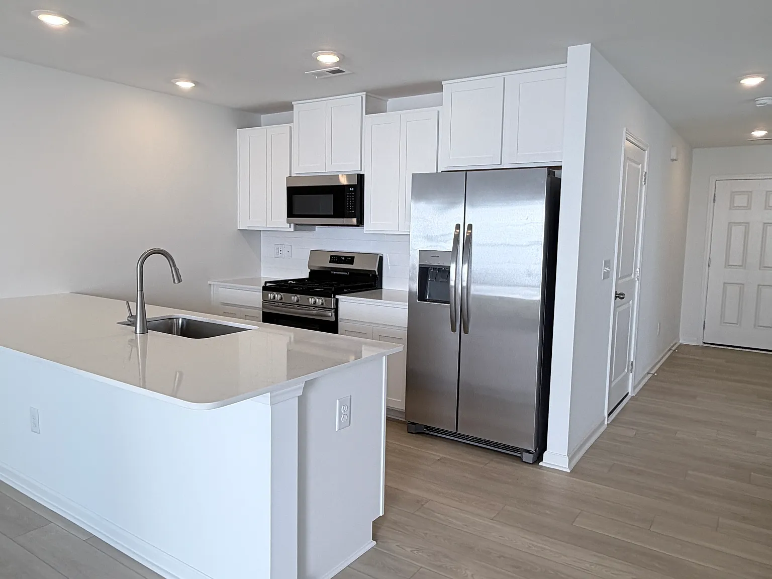 3 bed, 2.5 bath, 1403 sqft, $1,700 — Photo 4