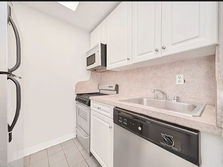 333 W 43rd St #4C — Photo 8