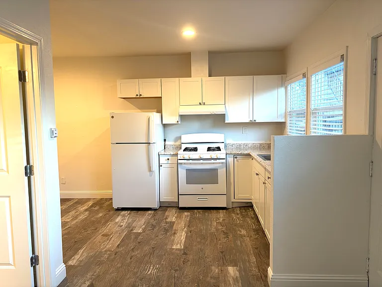 127 E 9th St #135-1/2 — Photo 4