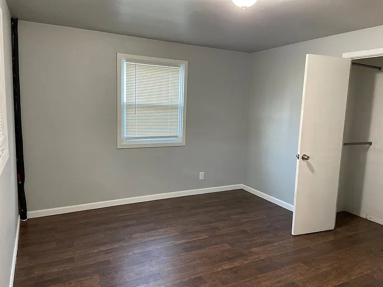 Master bedroom (pic2)