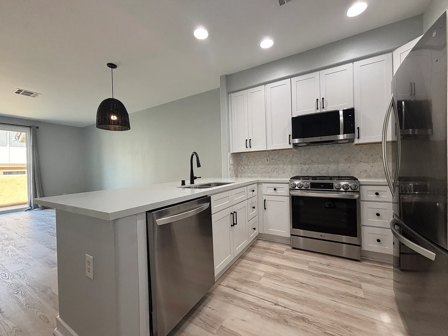 2 bed, 1003 sqft, $3,200 — Photo 1