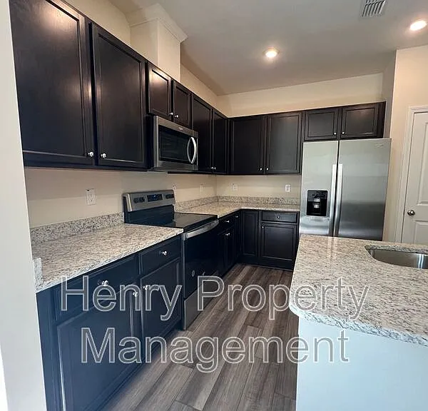 839 McKenzie Park Ter — Photo 6