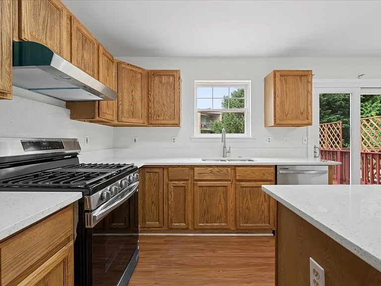 442 Blossom Ln — Photo 10