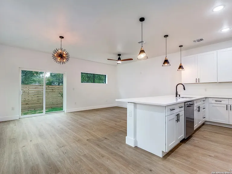 531 Essex St #201 — Photo 3