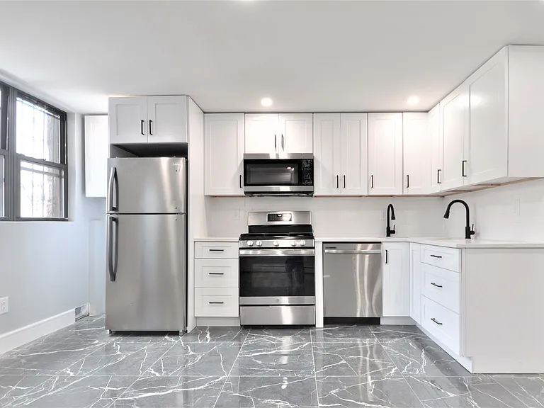135 E 46th St #1 — Photo 3