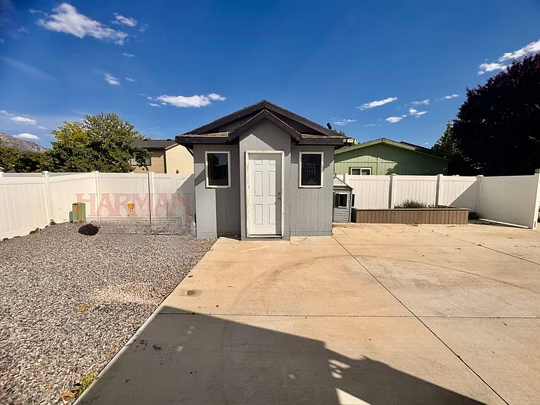 863 S Artesian Rd — Photo 20