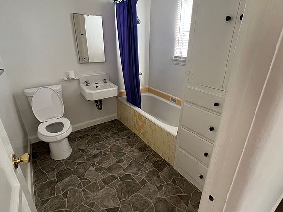 3rd image of 936 W 71st St #940-1/2