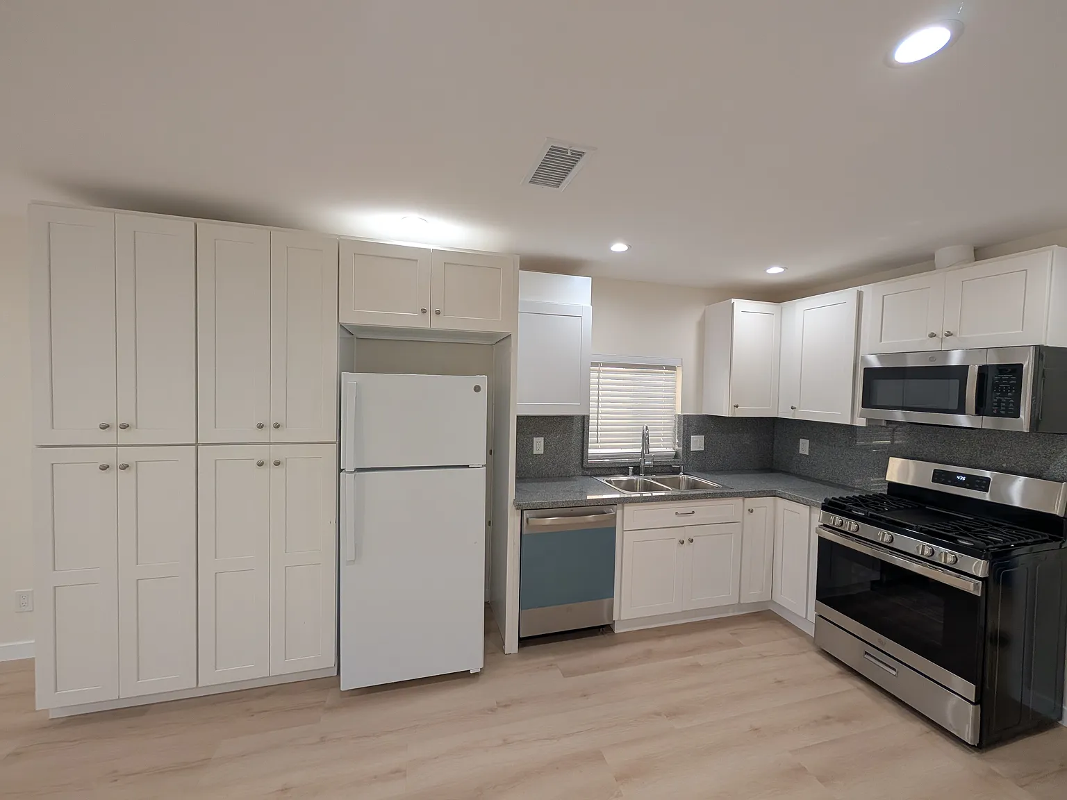 3 bed, 1100 sqft, $4,400 — Photo 3