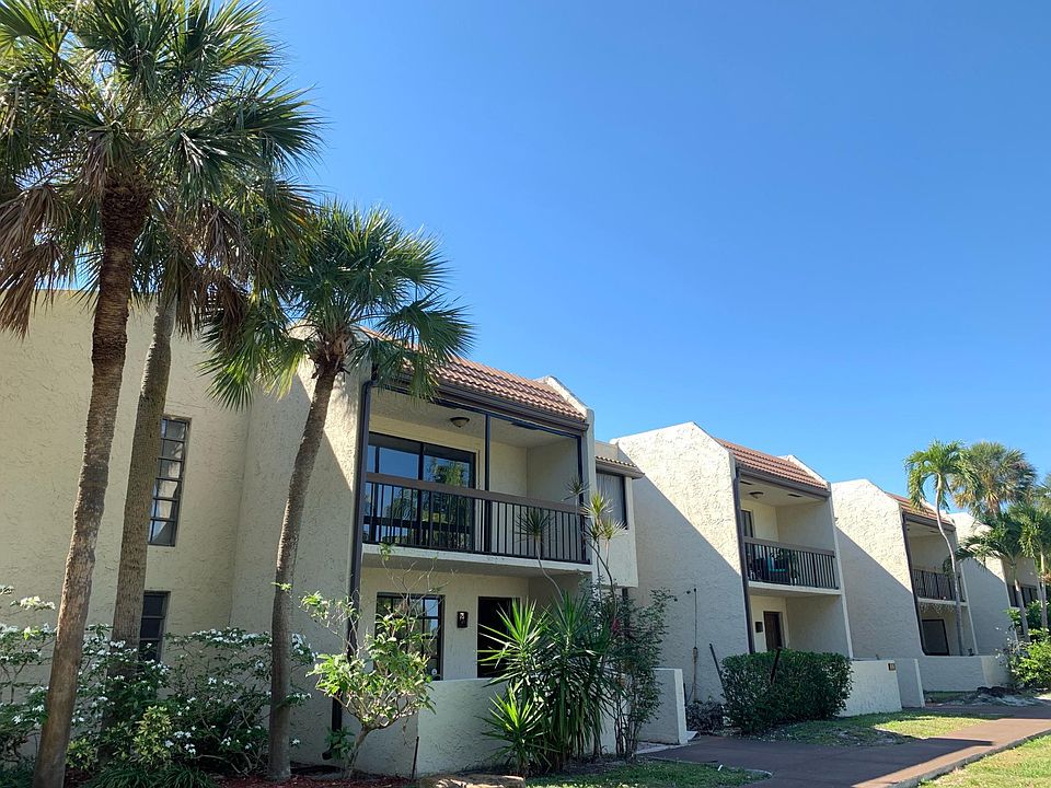 1st image of 711 SE 1st Way APT 2