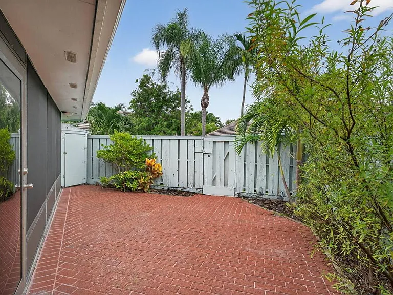 1127 E Seminole Ave #8A — Photo 3