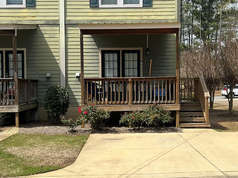 1358 Gatewood Dr — Photo 2