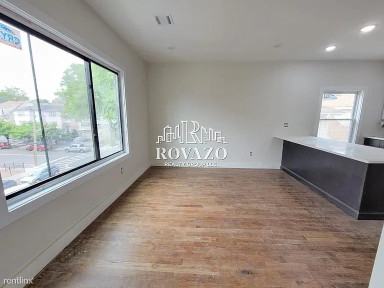 15 Heller Pkwy #3 — photo 2 of 9