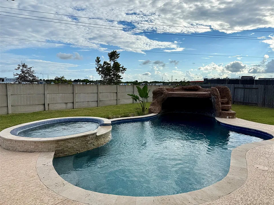 23422 Bordeaux Dr
