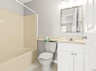 213 Oakbrooke Dr Unit 8, South Lyon, MI 48178