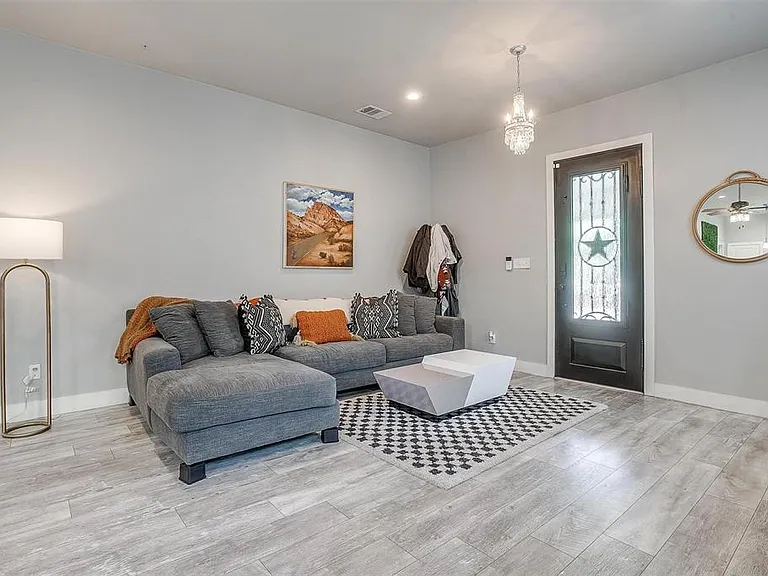 2905 S Jennings Ave — Photo 49