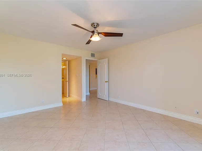 545 SE 12th St #305 — Photo 6
