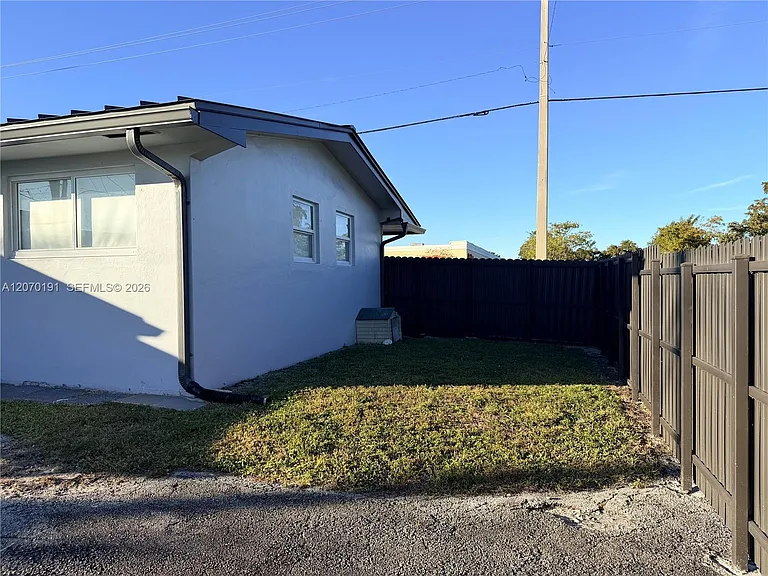 8100 Taft St — Photo 23