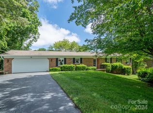 120 W Chippendale Dr, Mills River, NC 28759
