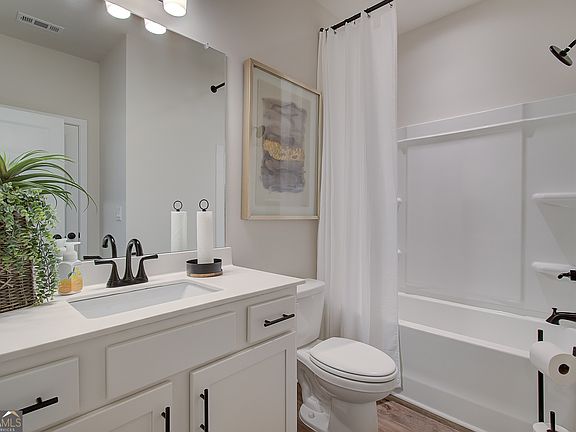 4th image of 21 Chickadee Ct