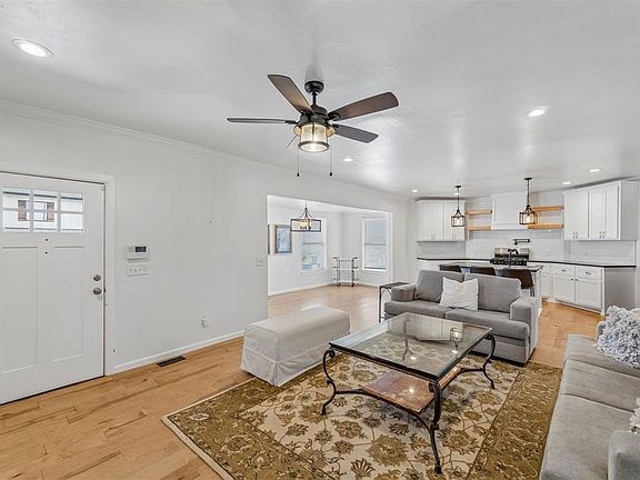 4th image of 1613 College Ave